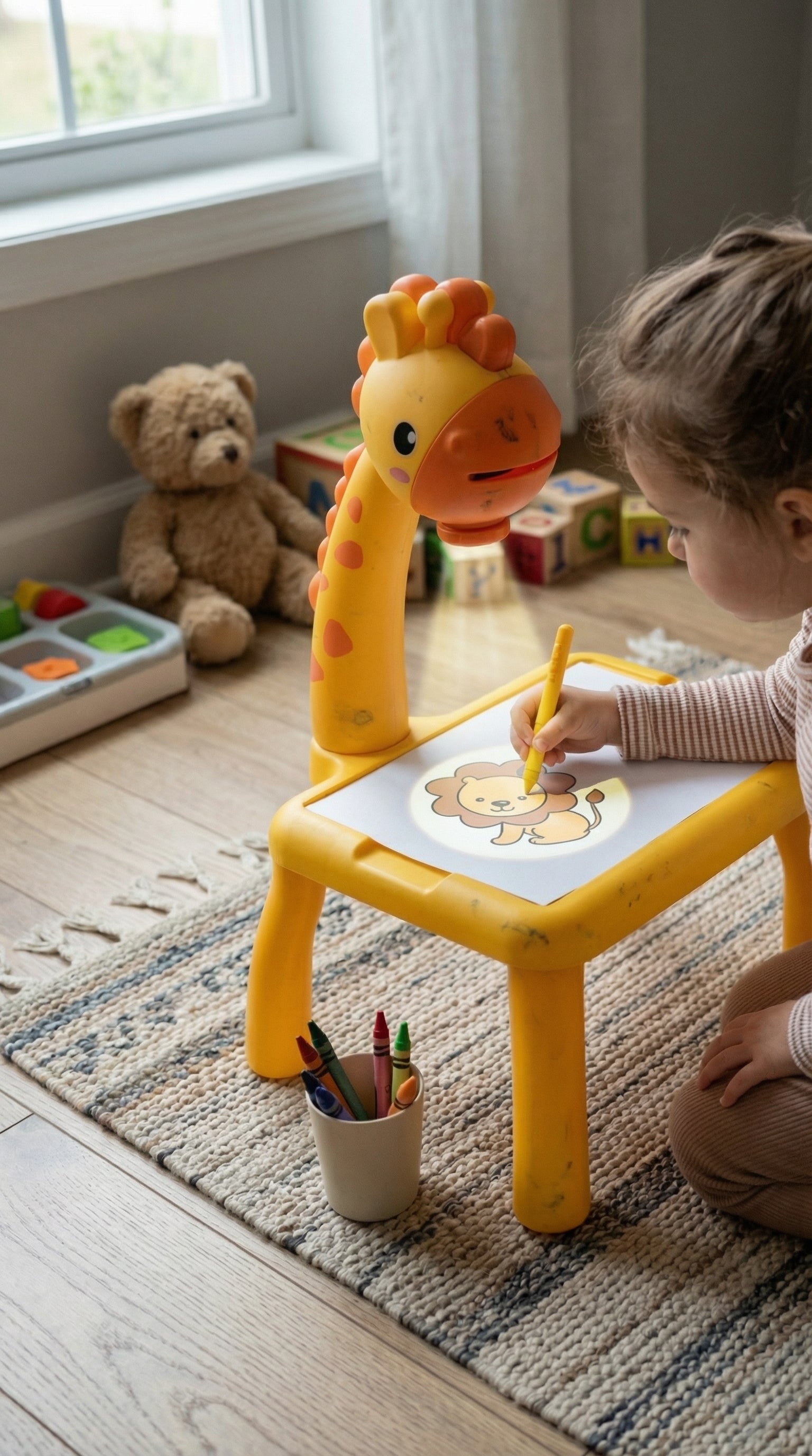 Criança desenhando na mesa projetora infantil Bubilo